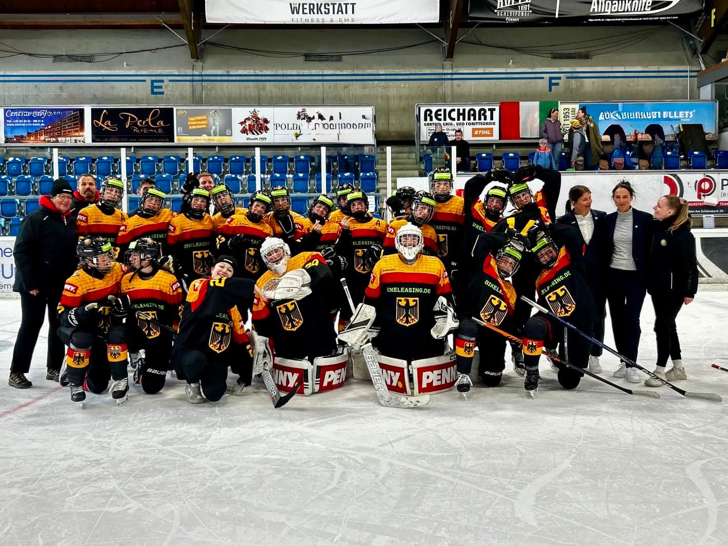 Deutsche Frauen-Eishockeynationalmannschaft (DEB) gemeinsam auf dem Eis