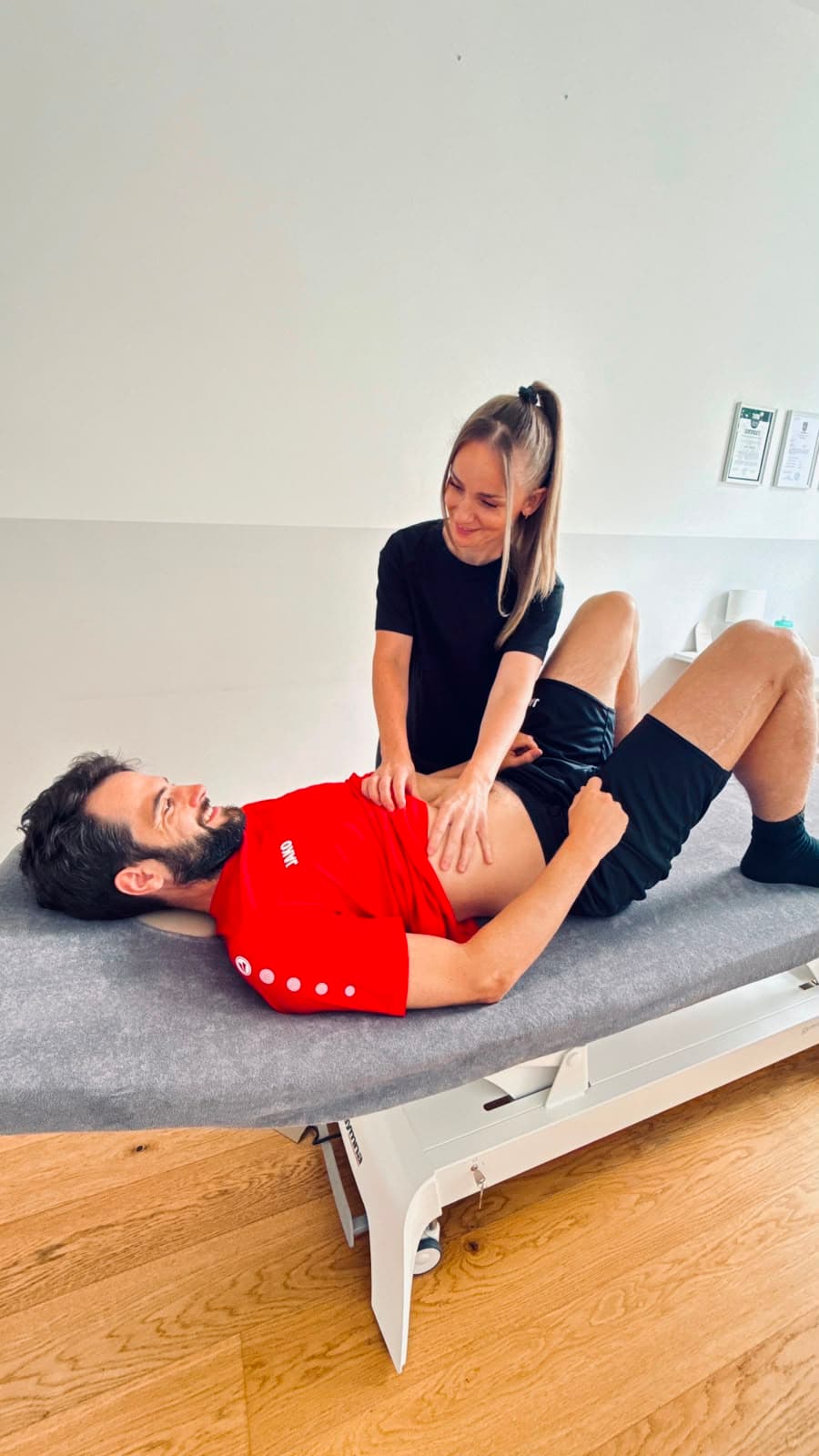 Michaela Schumacher behandelt den Bauchraum eines Sportlers mit einer viszeralen Technik.