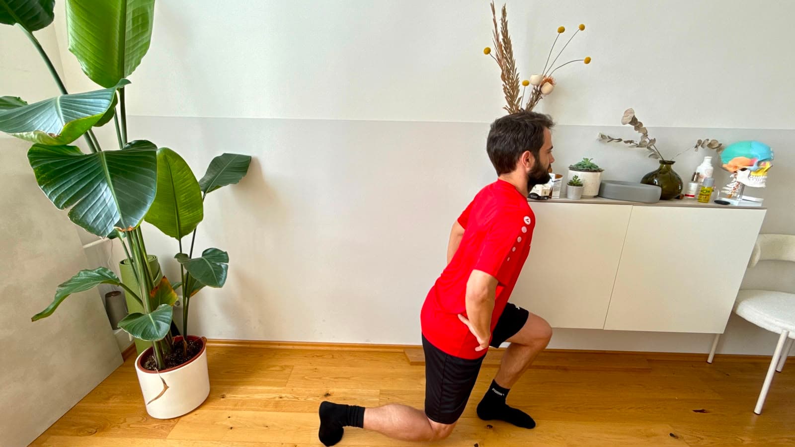 Sportler führt einen Ausfallschritt aus seinem Trainingsplan aus.